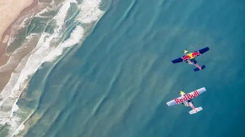 Arizona, Estados Unidos, y todo el mundo serán testigos de como dos experimentados pilotos intentarán cambiar de avión, en pleno vuelo, desafiando a la física, y a la cordura.