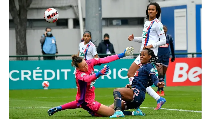 Tiane Endler enfrentará a su excompañeras por la Champions League.