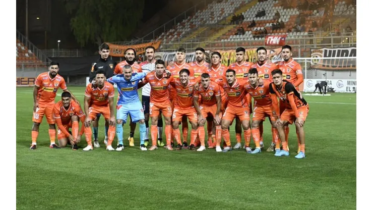 Cobreloa derrotó a Deportes Recoleta con Lucas Simón invitado a la foto y homenaje de los hinchas.