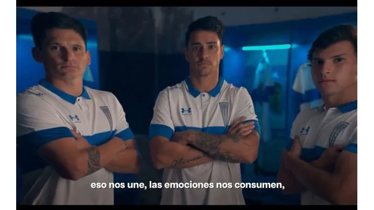 La nueva camiseta de la UC modelada por Parot, Zampedri y Tapia.