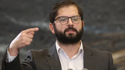 “Voy a seguir saliendo a la calle": Presidente Gabriel Boric reacciona a incidente donde le lanzaron un piedrazo