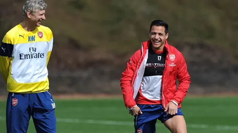 Alexis Sánchez y Arsene Wenger en la práctica del Arsenal en 2015