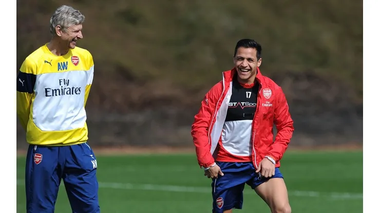 Alexis Sánchez y Arsene Wenger en la práctica del Arsenal en 2015