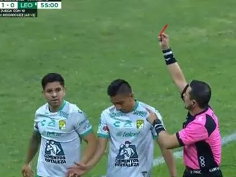 Dávila fue uno de los tres expulsados en un descontrolado León