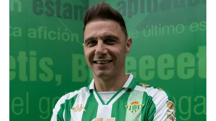 Joaquín reveló la nueva camiseta del Betis para la final de la Copa del Rey