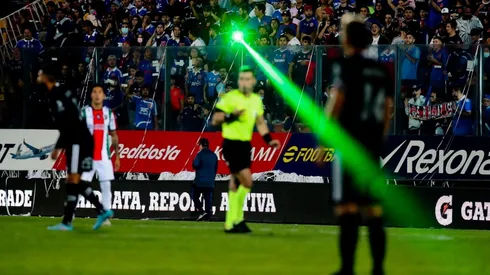 El uso del láser por un hincha de la U fue denunciado por el árbitro del partido