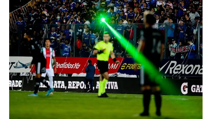 El uso del láser por un hincha de la U fue denunciado por el árbitro del partido