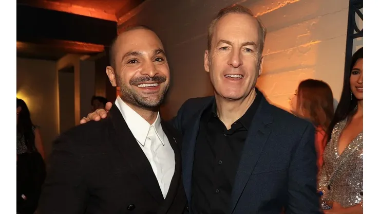 Michael Mando con el protagonista de Better Call Saul, Bob Odenkirk, en la premier de este lunes.