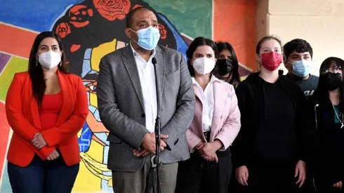 El ministro de Educación, Marco Antonio Ávila, y la ministra de la Mujer, Antonia Orellana,