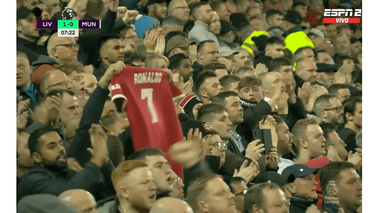 Los hinchas en el Anfield levantaron camisetas de Cristiano Ronaldo