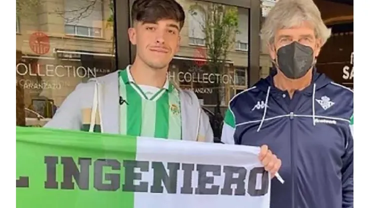 Pellegrini junto a Stefan Hernández, hincha del Real Betis