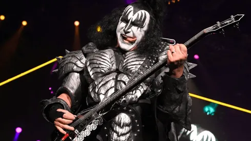 Gene Simmons encabezando KISS en el End of the Road Tour.