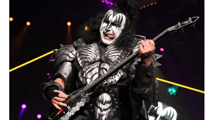 Gene Simmons encabezando KISS en el End of the Road Tour.