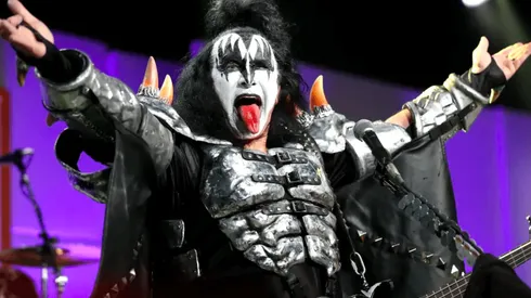 Gene Simmons liderando a KISS en el escenario.
