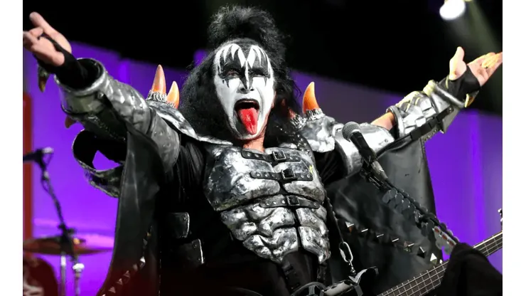 Gene Simmons liderando a KISS en el escenario.