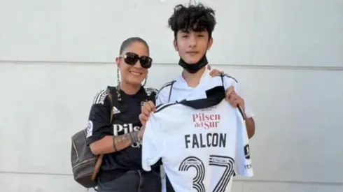 El joven Esteban recibió la camiseta por parte de Florencia, la señora de Falcón