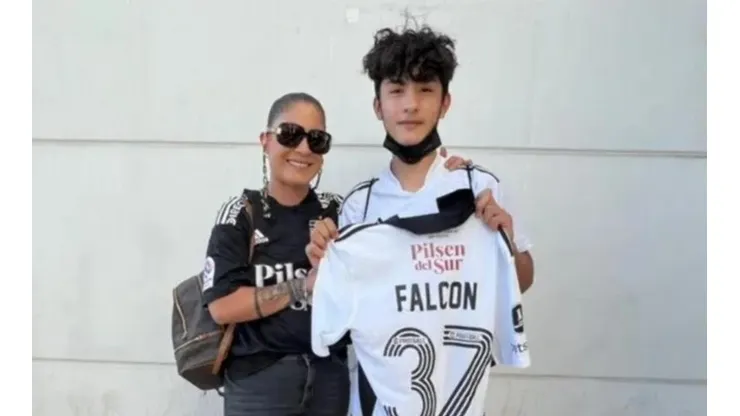 El joven Esteban recibió la camiseta por parte de Florencia, la señora de Falcón