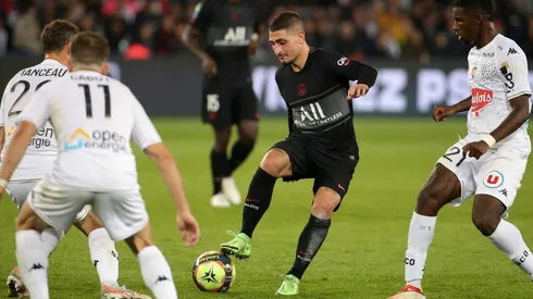 Marco Verratti enfrentando a defensores del Angers