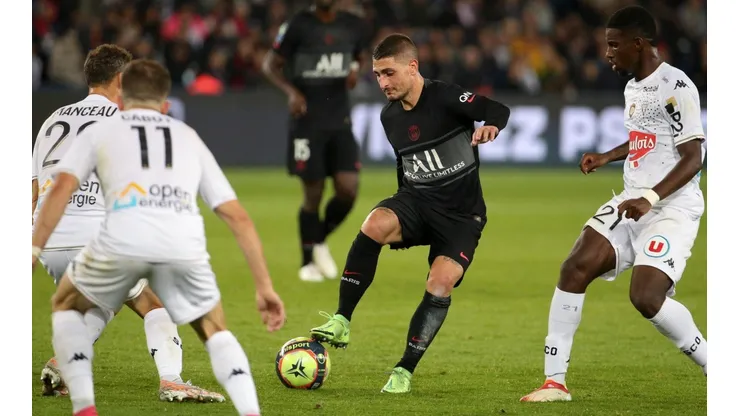 Marco Verratti enfrentando a defensores del Angers