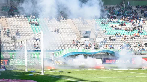 Los incidentes comenzaron con lanzamientos de fuegos artificiales a la cancha.