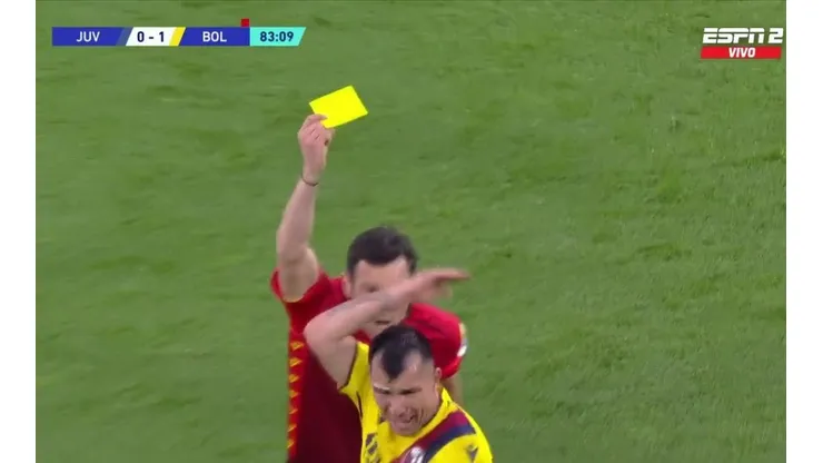 Gary Medel vio dos amarillas consecutivas y terminó afuera.