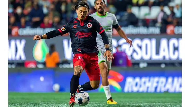 Joaquín Montecinos enfrenta esta noche al América en México.