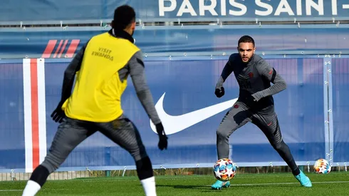 El defensor francés llegó tarde a entrenar y en su club no estuvieron ni cerca de esperarlo para comenzar la práctica.