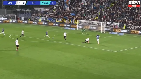 Alexis Sánchez definió con mucha clase en la última del partido.