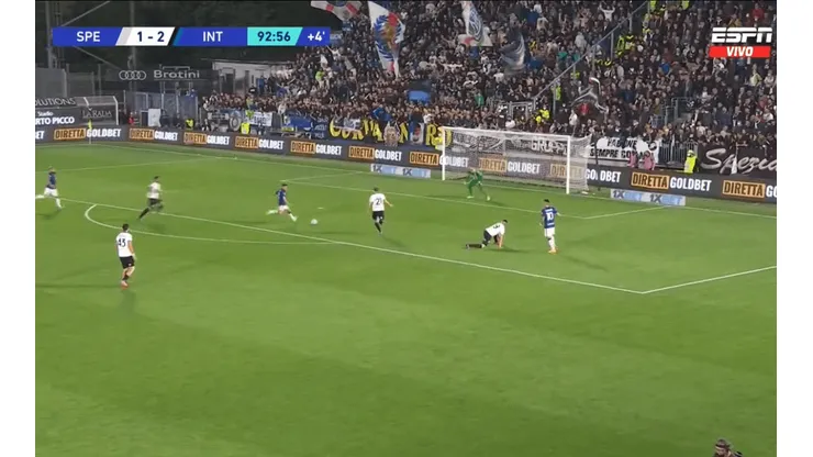 Alexis Sánchez definió con mucha clase en la última del partido.