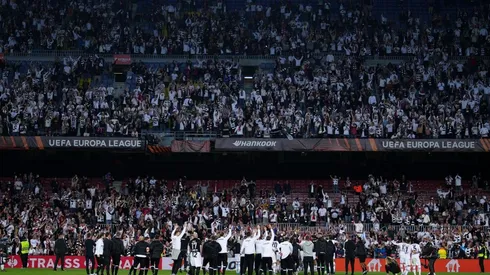Los fanáticos del Eintracht Frankfurt se tomaron el Camp Nou.