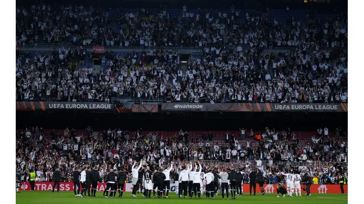 Los fanáticos del Eintracht Frankfurt se tomaron el Camp Nou.