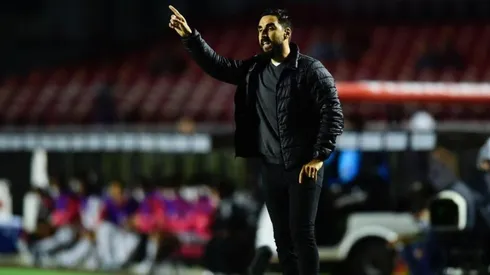 En el segundo tiempo la cámara captó el pantalón roto del entrenador de Everton.