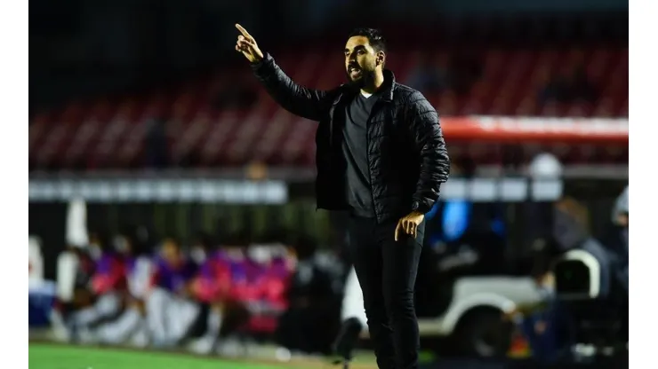 En el segundo tiempo la cámara captó el pantalón roto del entrenador de Everton.