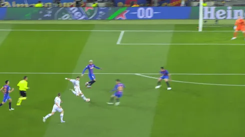 Rafael Santos Borré la mandó a guardar con un tremendo disparo.