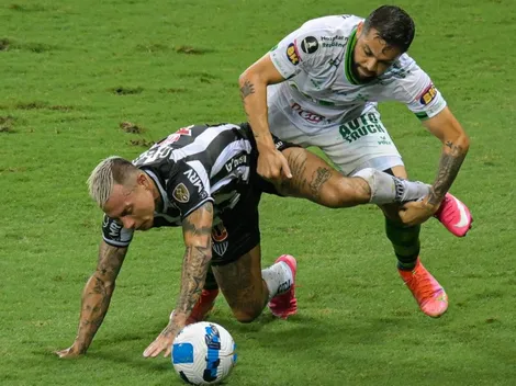 Atlético Mineiro y Edu Vargas empatan con escándalo: gol offside