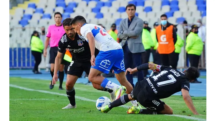 Gustavo Quinteros observa el partido de Colo Colo ante la UC por la Supercopa. Se deben encontrar por el Campeonato Nacional antes de sus partidos ante River Plate y Flamengo por la Libertadores, respectivamente.