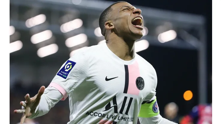 El delantero anotó un hat-trick en la victoria 6-1 como visitante frente al Clermont