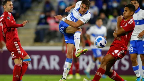 Diego Valencia dispara frente a la marca de jugadores del Sporting Cristal