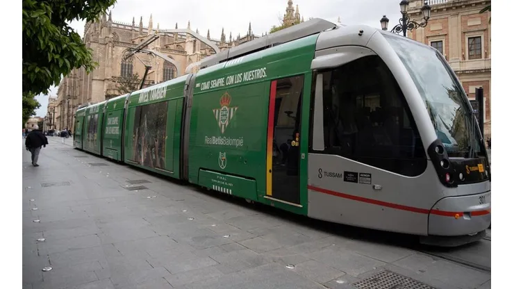 El tranvía de Sevilla con los colores del Real Betis.