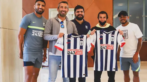 Pérez y Martel posando con la camiseta de Alianza Lima que les regalaron