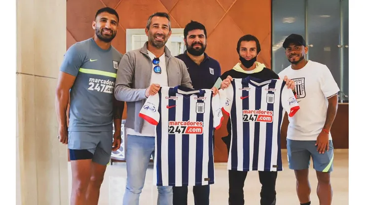 Pérez y Martel posando con la camiseta de Alianza Lima que les regalaron