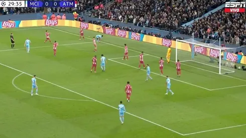 Los once jugadores del Atlético defendiendo ante el City