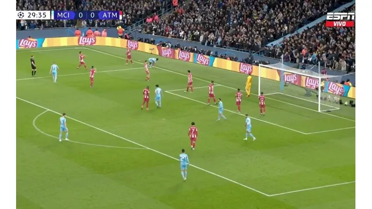 Los once jugadores del Atlético defendiendo ante el City