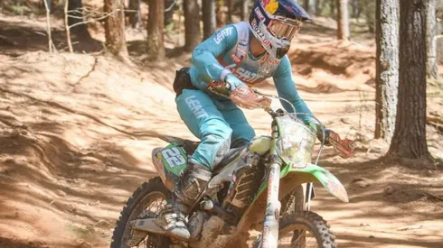 Benja Herrera llega décimo en la quinta jornada del Grand National Cross Country pese a peligroso accidente.