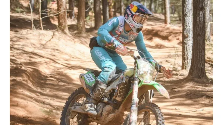 Benja Herrera llega décimo en la quinta jornada del Grand National Cross Country pese a peligroso accidente.