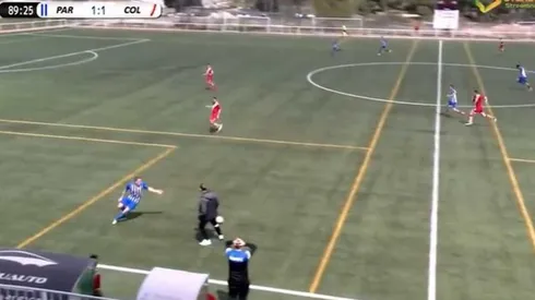 Entrenador invade la cancha y es recriminado por un jugador rival