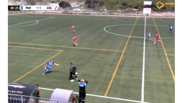 Entrenador invade la cancha y es recriminado por un jugador rival