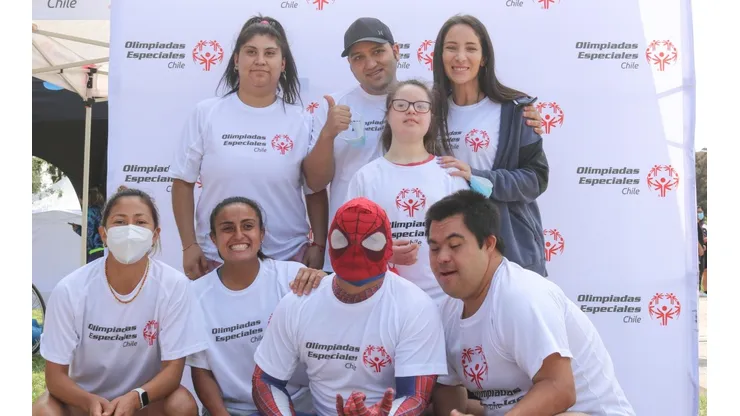 Futbolistas, influencers y atletas con discapacidad intelectual participaron en una categoría especial de una corrida en Providencia.