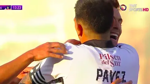 Pavez y Villanueva se abrazan tras el gol de Colo Colo