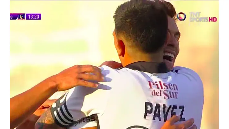 Pavez y Villanueva se abrazan tras el gol de Colo Colo